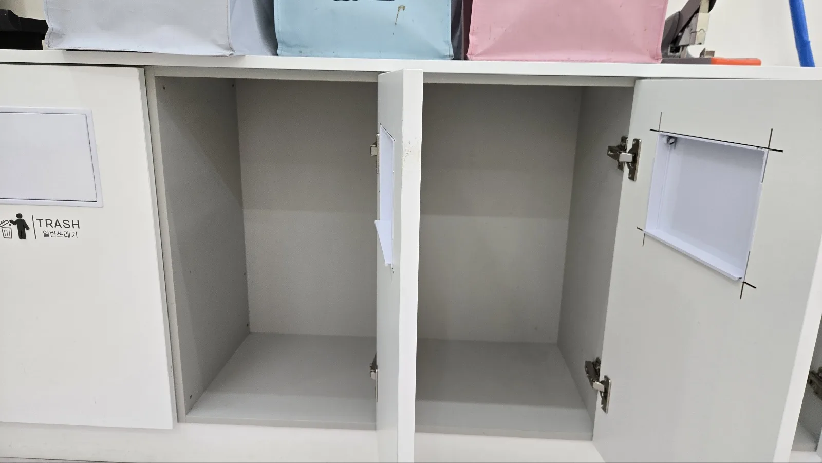 내부 세척을 마친 교육공간 수납장