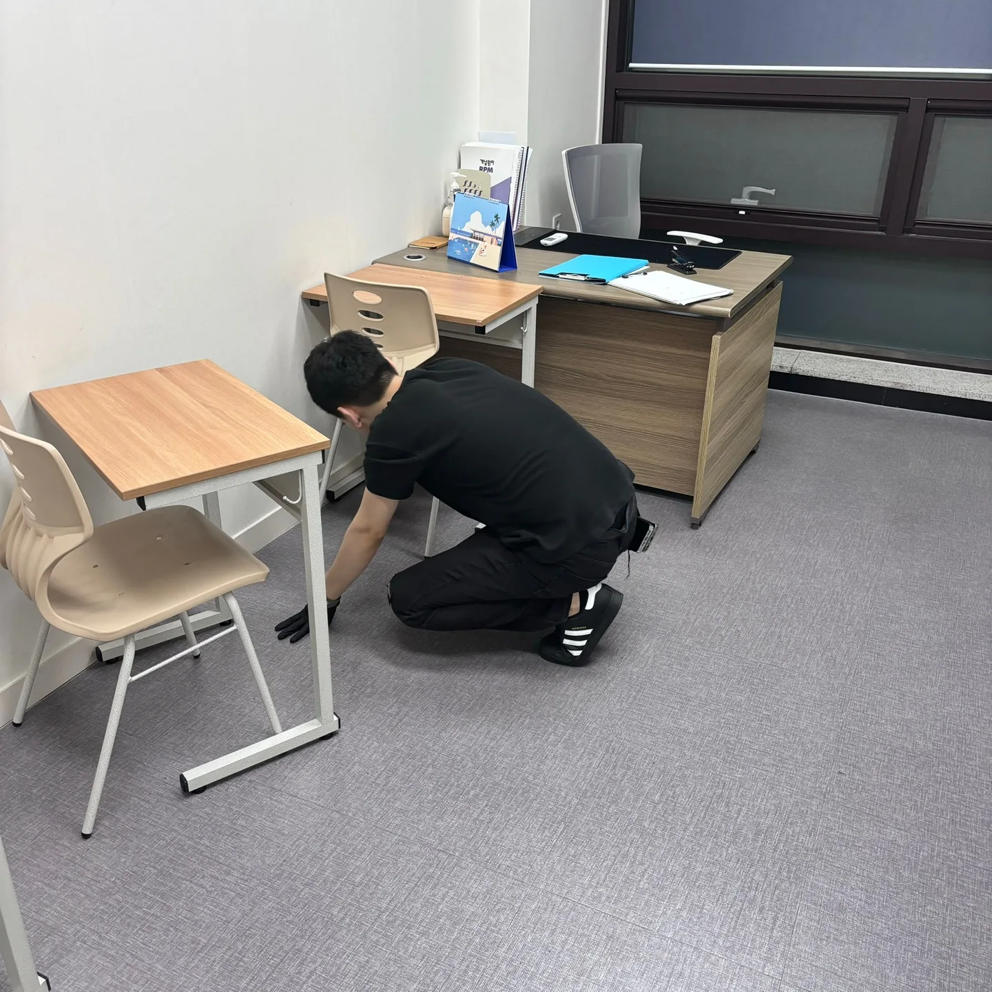 책상 아래 바닥을 손걸레로 닦는 미라클리닝 작업자